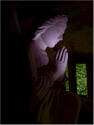 socha Archanjela Rafaela nasvietená fialovým svetlom