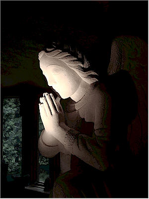 socha Archanjela Uriela nasvietená bielym svetlom
