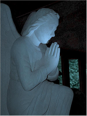socha Archanjela Gabriela nasvietená modrým svetlom