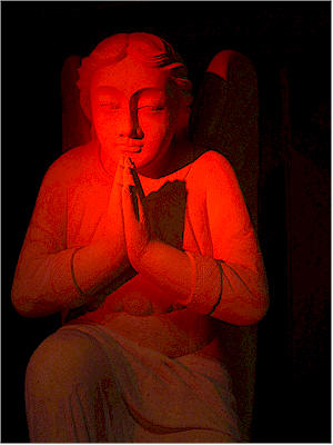 socha Archanjela Michaela nasvietená červeným svetlom