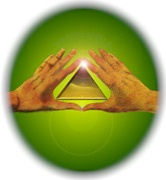 dve ruky, spojené palcami a ukazovákmi do trojuholníka, za ktorými je pyramída